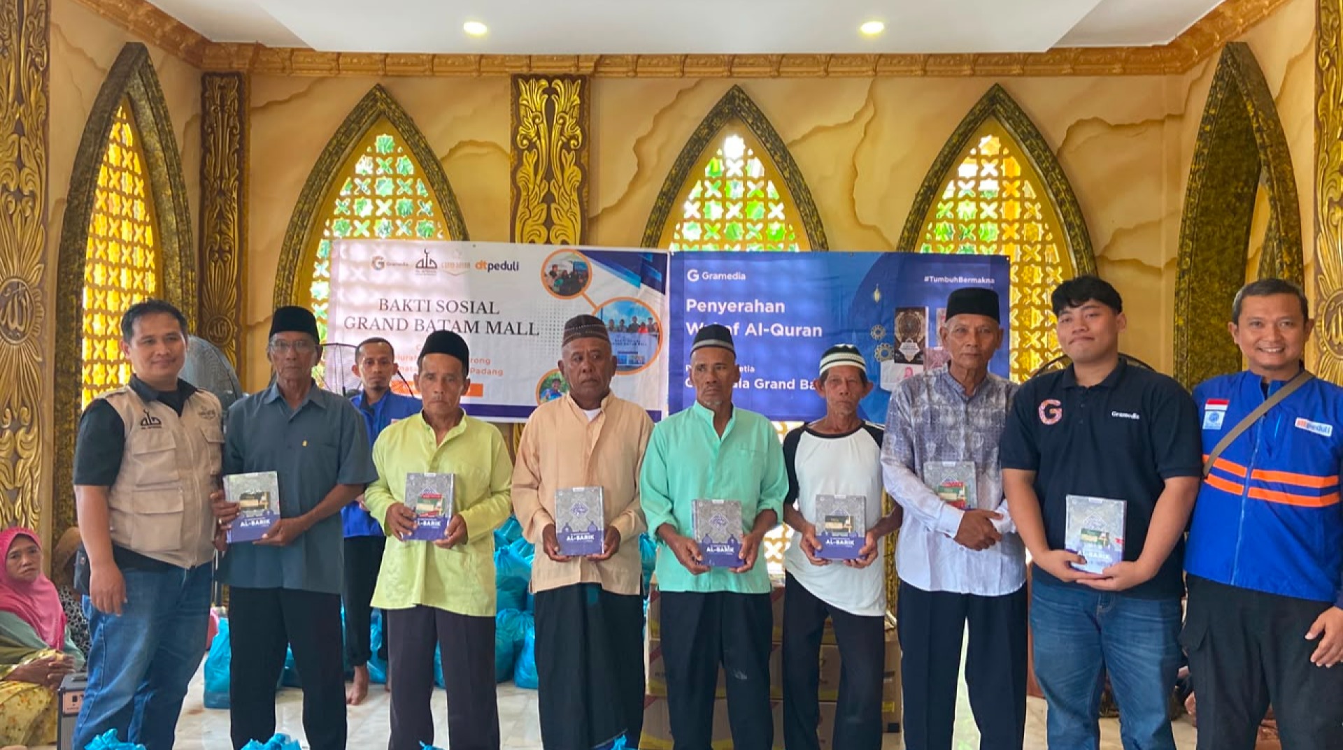 DT Peduli Kepri Bersama DKM Al Afhdol Grand Batam Mall Salurkan Paket Sembako dan Mushaf Al-Qur'an ke Pulau Geranting 