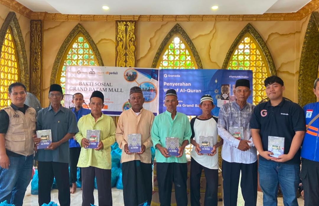 DT Peduli Kepri Bersama DKM Al Afhdol Grand Batam Mall Salurkan Paket Sembako dan Mushaf Al-Qur'an ke Pulau Geranting 