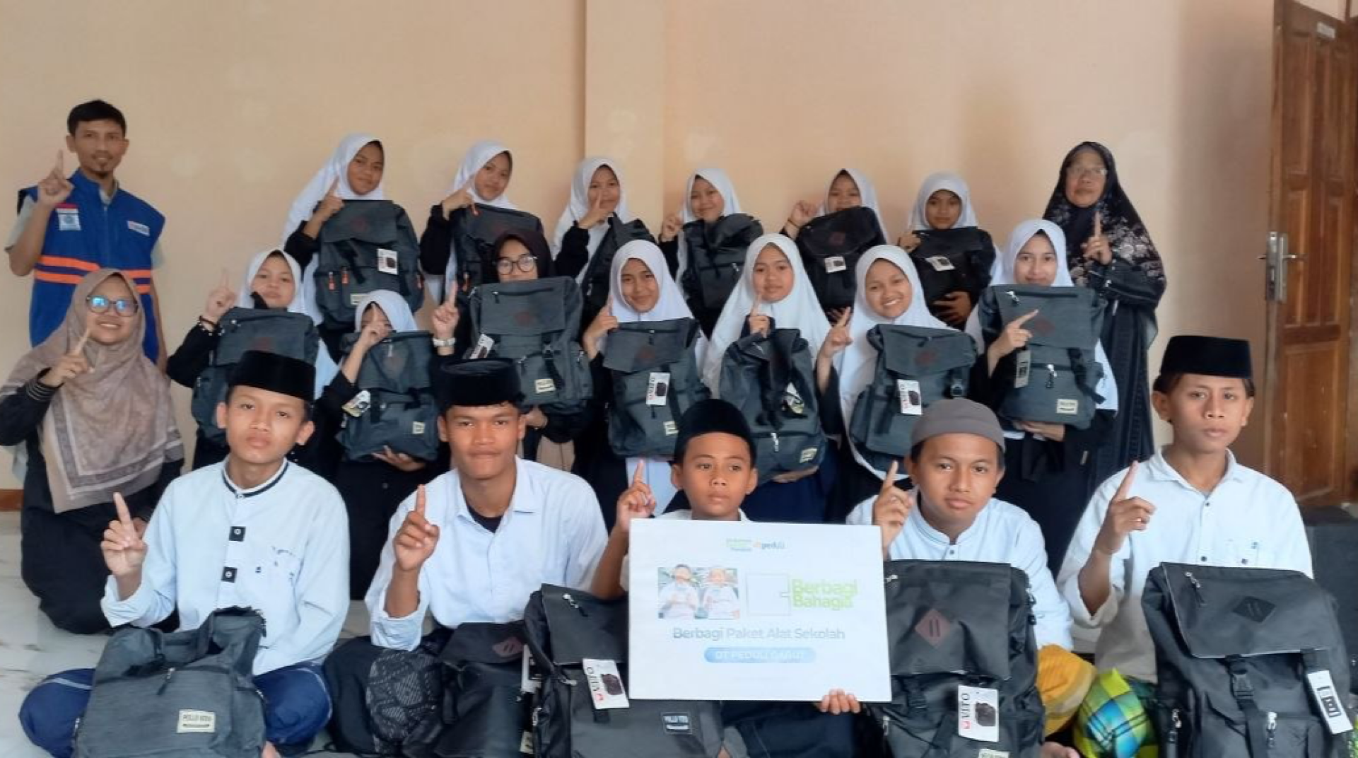 Muharram Berbagi Harapan, DT Peduli Garut Salurkan Tas Sekolah, Alat Tulis dan Santunan untuk Santri Yatim di Yaspimiyah