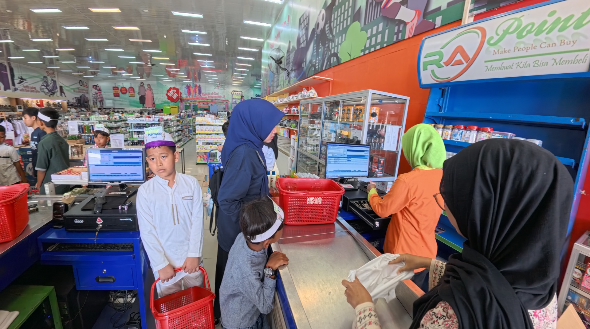 DT Peduli Metro Gelar Belanja Bahagia, Anak-Anak Yatim dari RA Poin Antusias Pilih Barang yang Diinginkan 