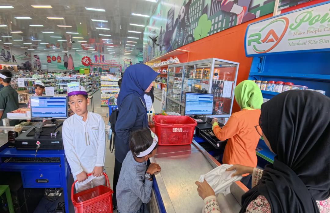DT Peduli Metro Gelar Belanja Bahagia, Anak-Anak Yatim dari RA Poin Antusias Pilih Barang yang Diinginkan 