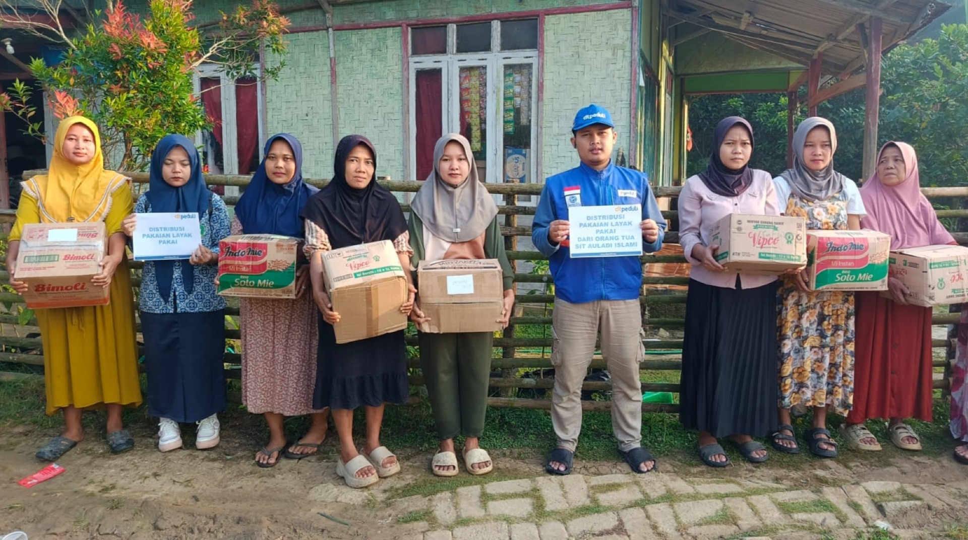 DT Peduli Tangerang Selatan Salurkan Pakaian Layak Pakai, Amanah dari Wali Murid SD IT Auladi Islami
