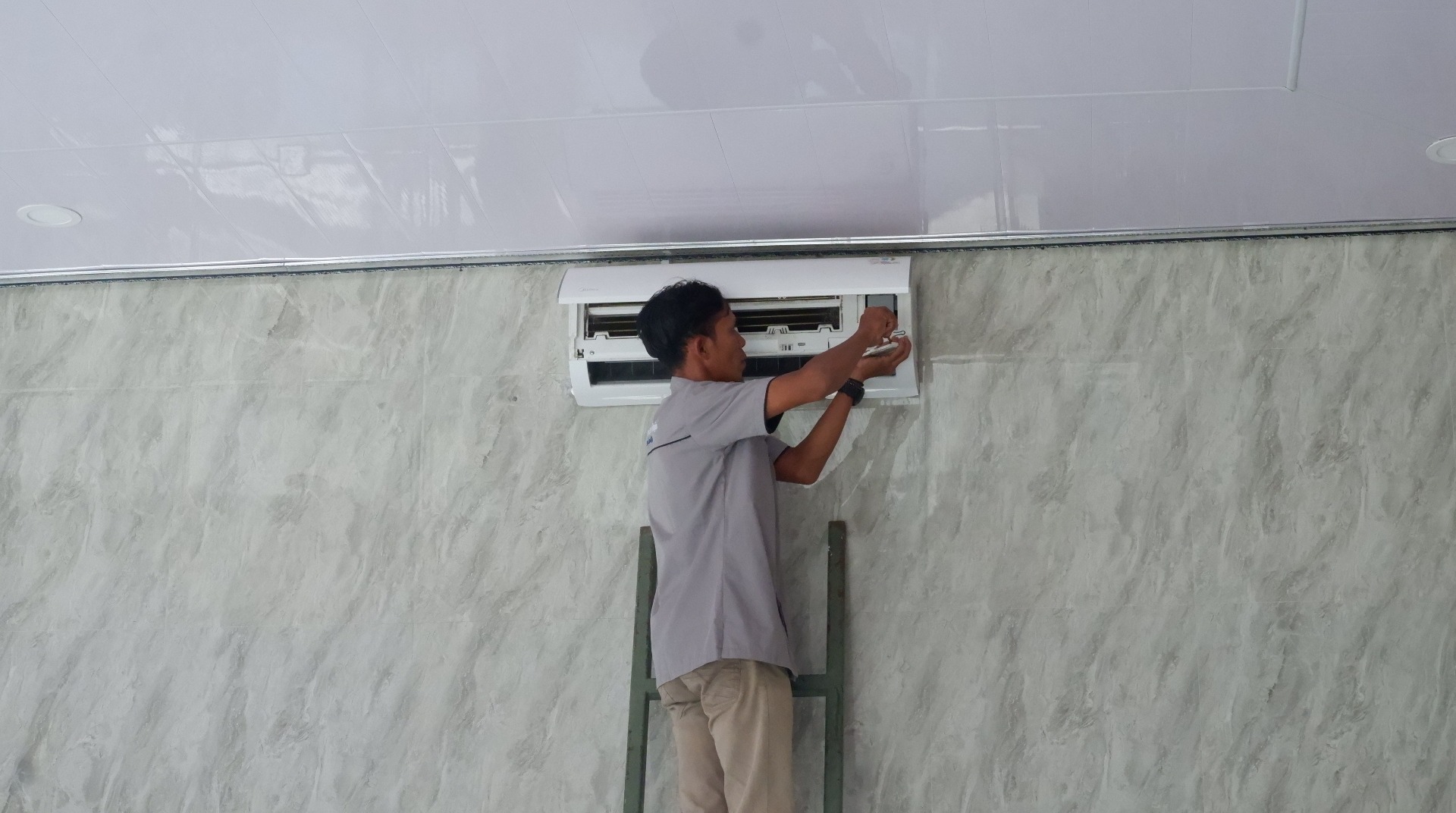 DT Peduli Solo dan Peserta Program Pelatihan Sistem Pendingin Gelar Kegiatan Bakti Sosial di Mushala Al-Istiqamah