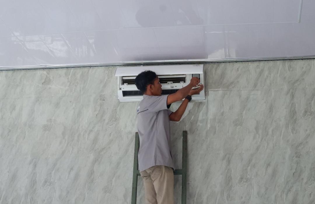 DT Peduli Solo dan Peserta Program Pelatihan Sistem Pendingin Gelar Kegiatan Bakti Sosial di Mushala Al-Istiqamah