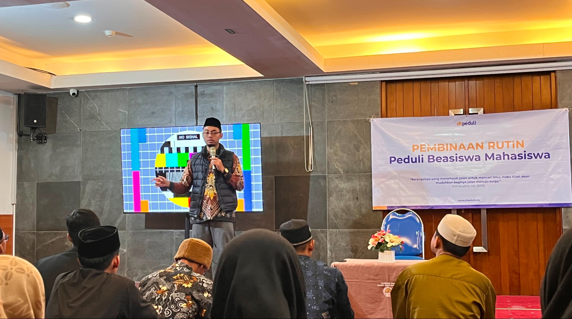 DT Peduli Bandung Perkuat Karakter Kepemimpinan dengan Gelar Pembinaan Rutin bagi Santri Beasiswa Mahasiswa 
