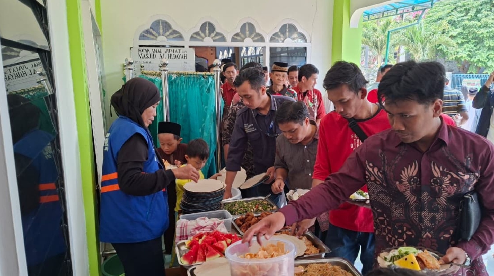 DT Peduli Metro Kembali Hadirkan Warung Sedekah, Bagikan Makan Gratis untuk Jamaah Masjid Al Hidayah