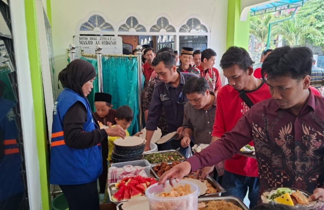 DT Peduli Metro Kembali Hadirkan Warung Sedekah, Bagikan Makan Gratis untuk Jamaah Masjid Al Hidayah