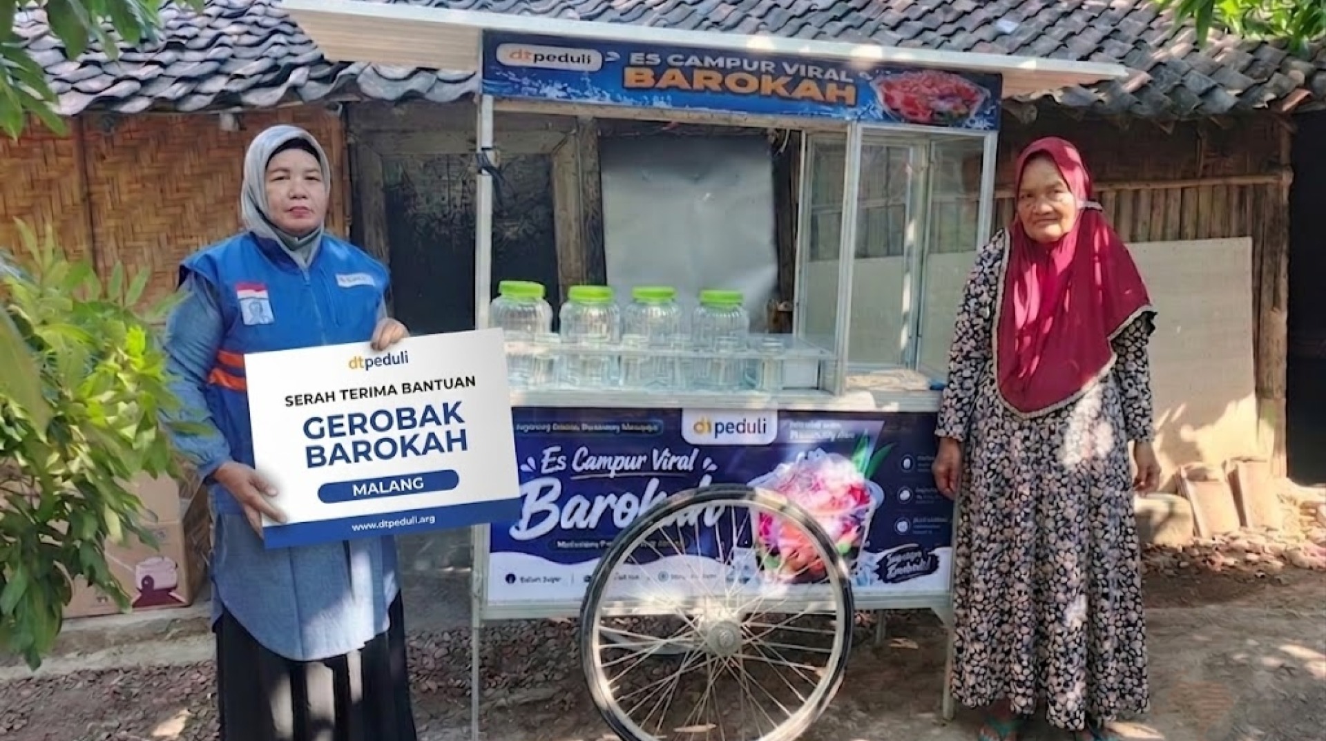 DT Peduli Malang Salurkan Bantuan Gerobak Barokah, Dukung Berkembangnya Usaha Es Campur Mak Asdiah 