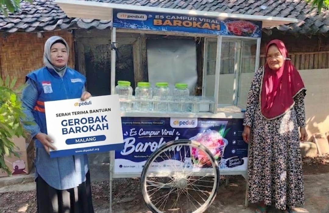 DT Peduli Malang Salurkan Bantuan Gerobak Barokah, Dukung Berkembangnya Usaha Es Campur Mak Asdiah 