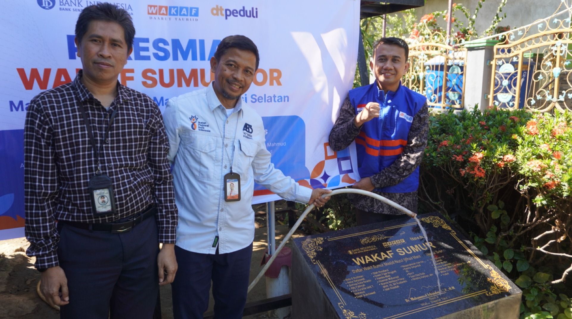 Bank Indonesia Sulawesi Selatan Bersama DT Peduli Sulsel dan Wakaf DT Resmikan Sumur Bor di Masjid Nurul Ittihad