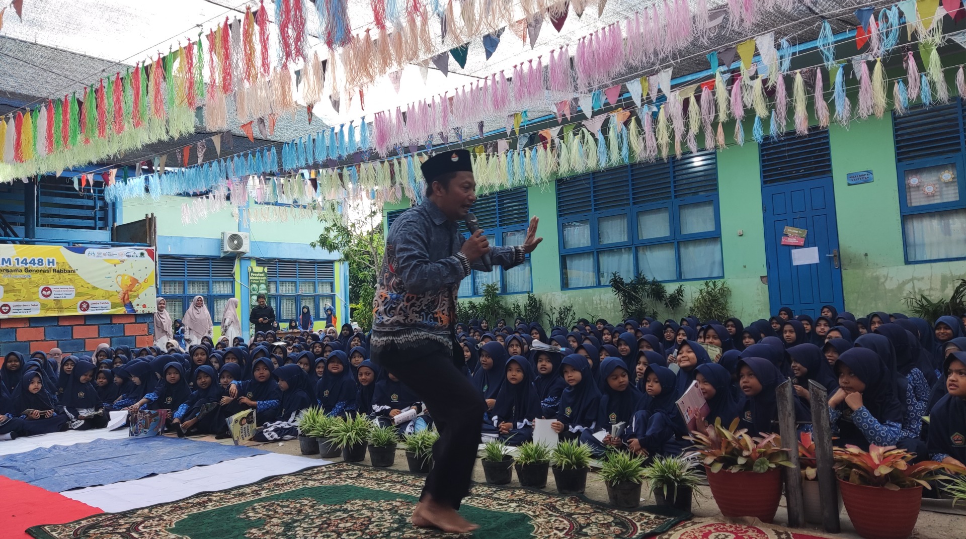 DT Peduli Aceh Hadirkan Kak Bimo, Pendongeng Inspiratif dari Yogyakarta untuk Berkisah Tentang Palestina di MIN 27 Aceh Besar 