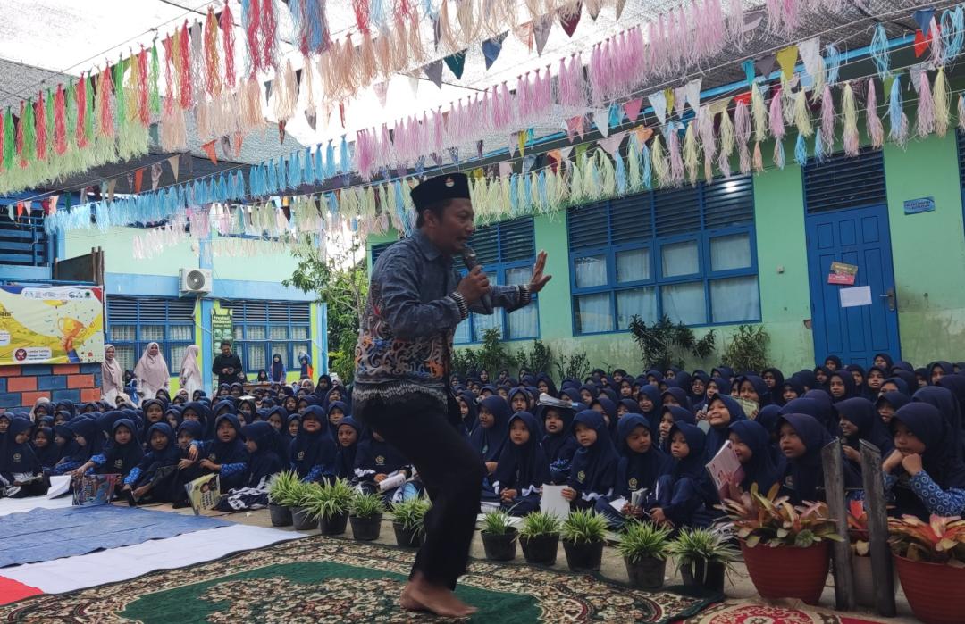 DT Peduli Aceh Hadirkan Kak Bimo, Pendongeng Inspiratif dari Yogyakarta untuk Berkisah Tentang Palestina di MIN 27 Aceh Besar 