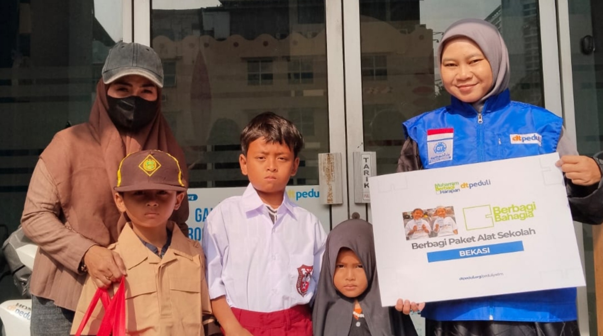 Cemas Berganti Syukur, Ibu Tunggal Terharu Buah Hatinya Dapat Bantuan Perlengkapan Sekolah dari DT Peduli Bekasi  