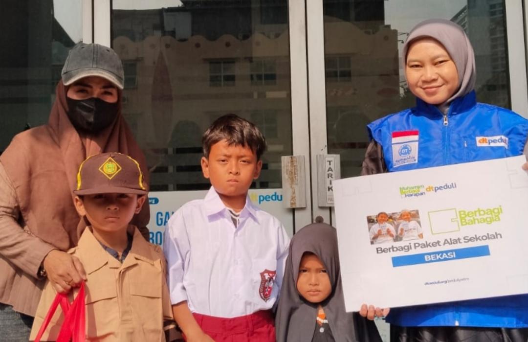 Cemas Berganti Syukur, Seorang Ibu Tunggal Terharu Buah Hatinya Dapat Bantuan Perlengkapan Sekolah dari DT Peduli Bekasi 