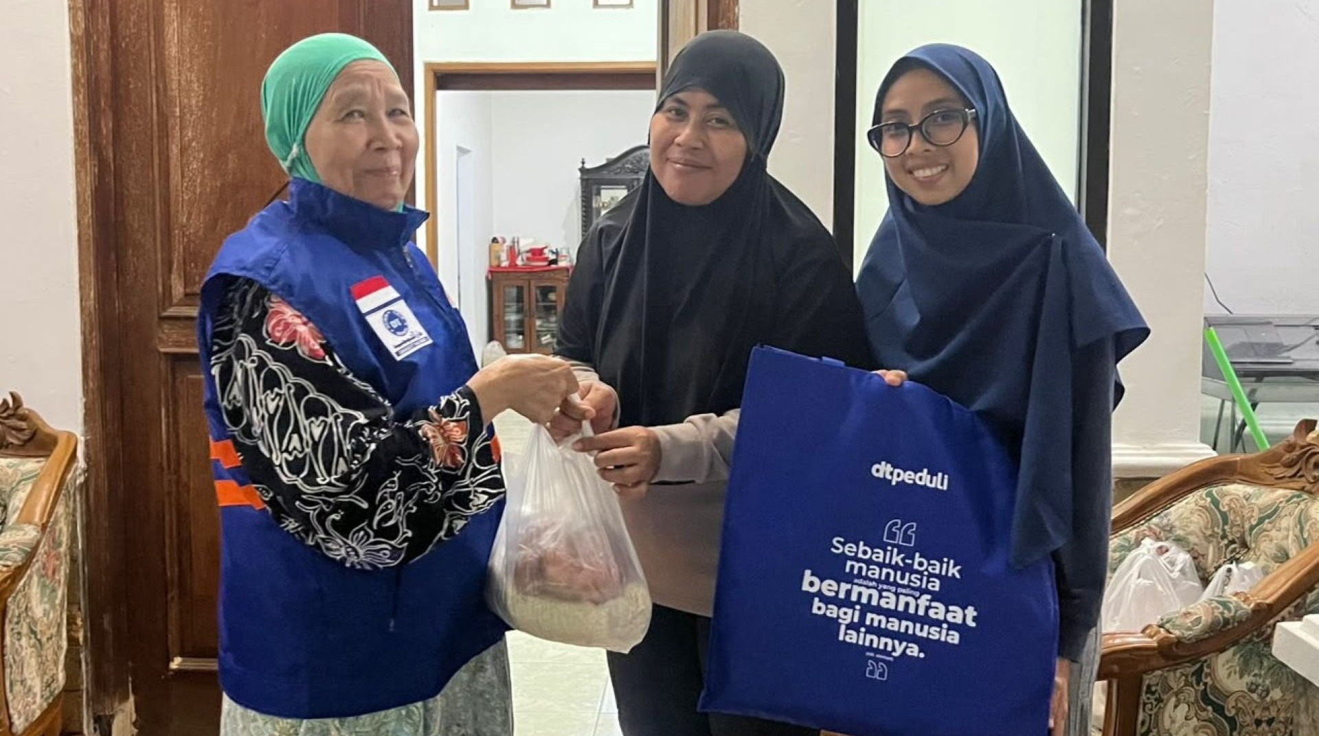 DT Peduli Depok Bersama MT Misbahudzolam Salurkan Paket Sembako di Cinere  