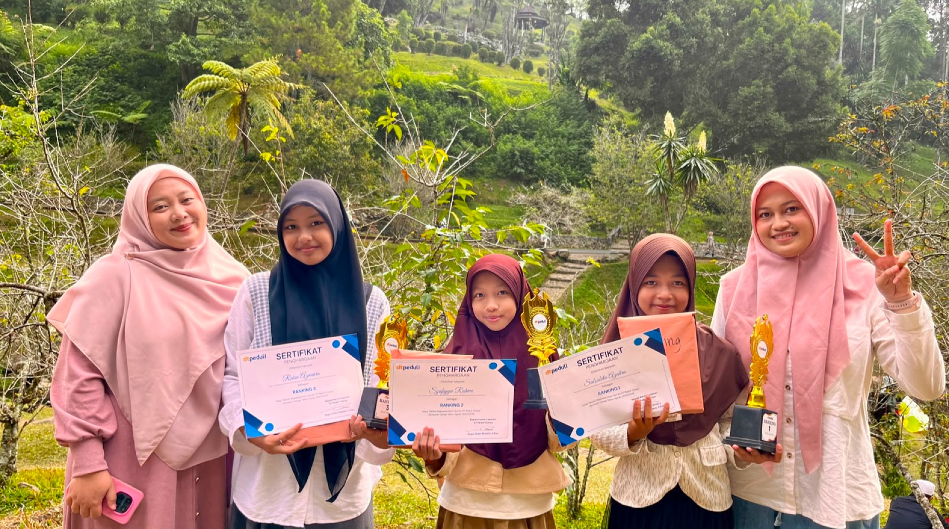 Pererat Ukhuwah, DT Peduli Cianjur Ajak Santri Rumah Tahfidz Al-Qur'an Rihlah Ke Kebun Raya Cibodas