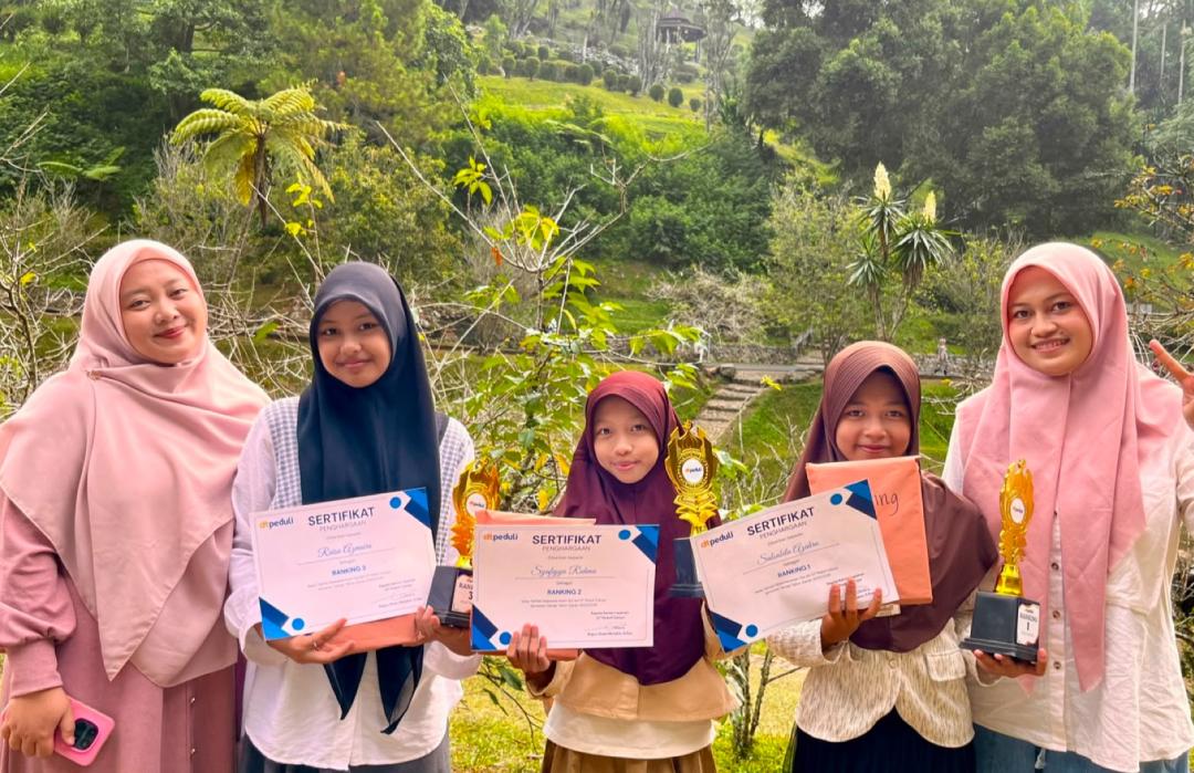 Pererat Ukhuwah, DT Peduli Cianjur Ajak Santri Rumah Tahfidz Al-Qur'an Rihlah Ke Kebun Raya Cibodas