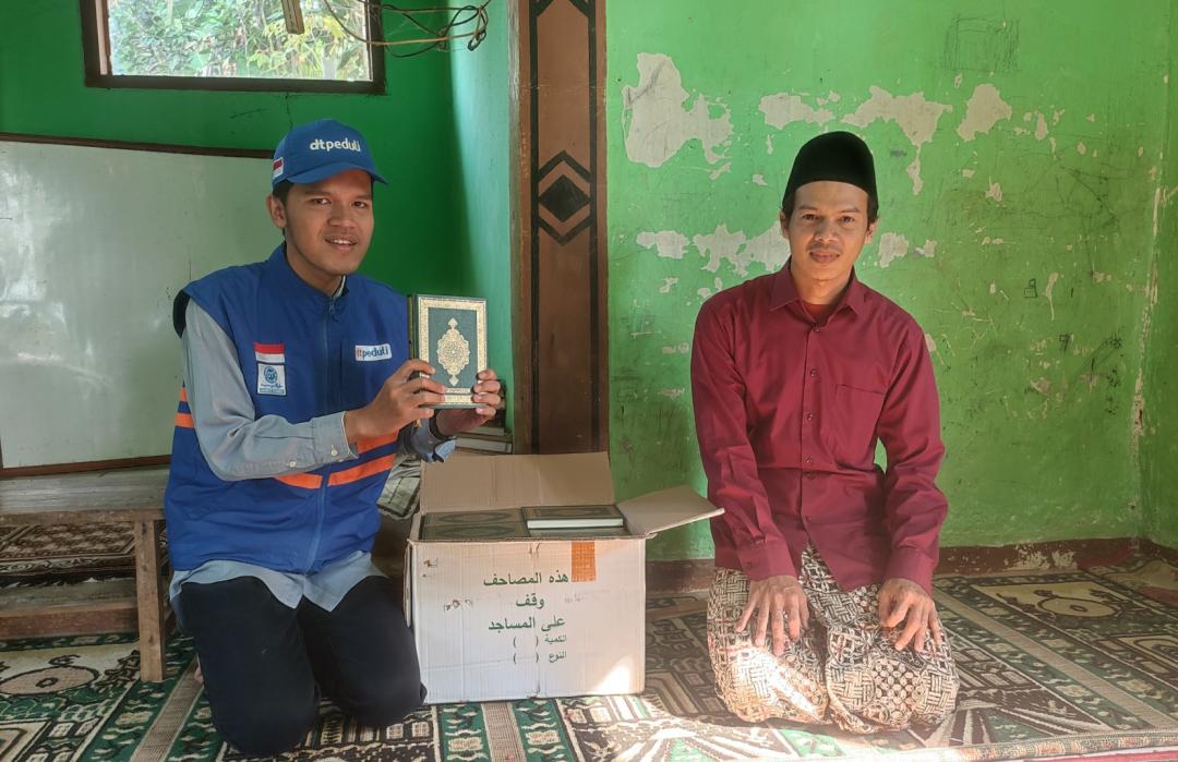 DT Peduli Cianjur Salurkan Mushaf Al-Qur'an ke Madrasah At-Taqwa Kampung Cinerang 