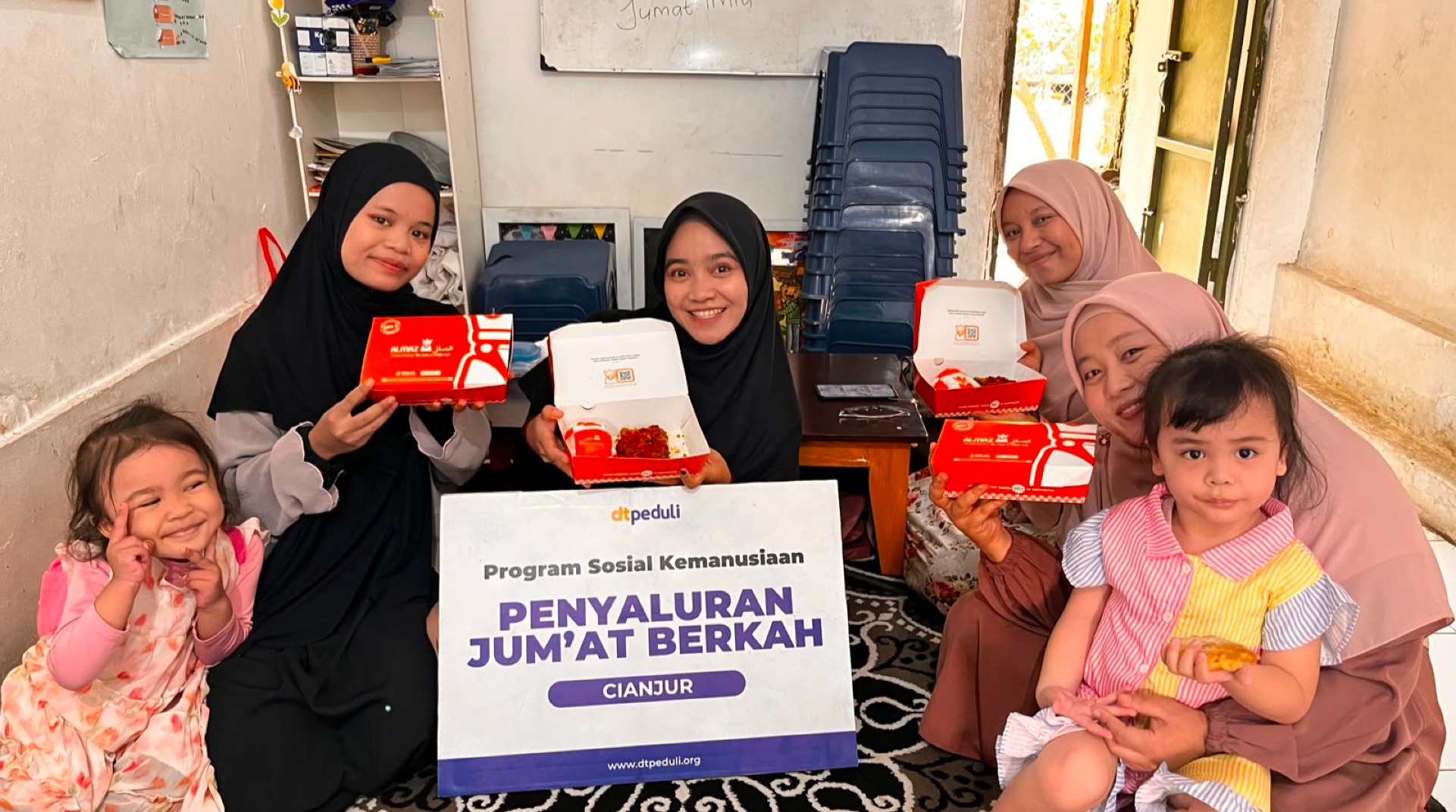 DT Peduli Cianjur Bersama BSI Salurkan Paket Makanan dalam Program Jumat Berkah 