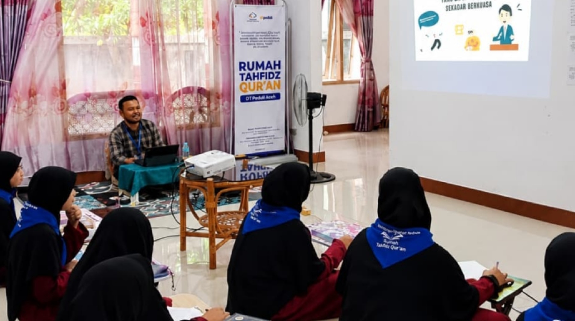 Santri Rumah Tahfidz Qur'an Binaan DT Peduli Aceh Antusias Simak Materi Tentang Leadership 