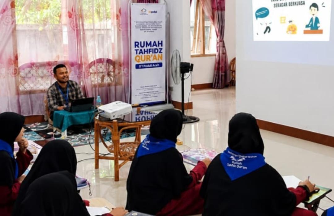 Santri Rumah Tahfidz Qur'an Binaan DT Peduli Aceh Antusias Simak Materi Tentang Leadership 