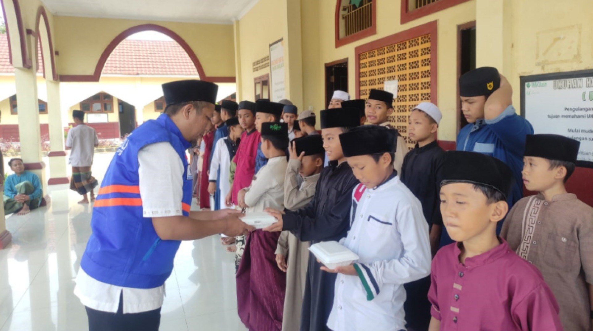 Dukung Santri Belajar Mengaji, DT Peduli Salurkan Makanan Siap Saji Jumat Barokah