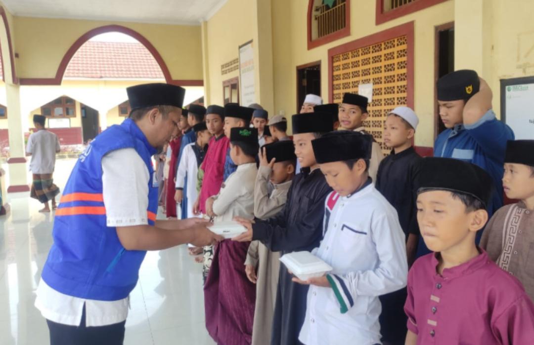 Dukung Santri Belajar Mengaji, DT Peduli Salurkan Makanan Siap Saji Jumat Barokah