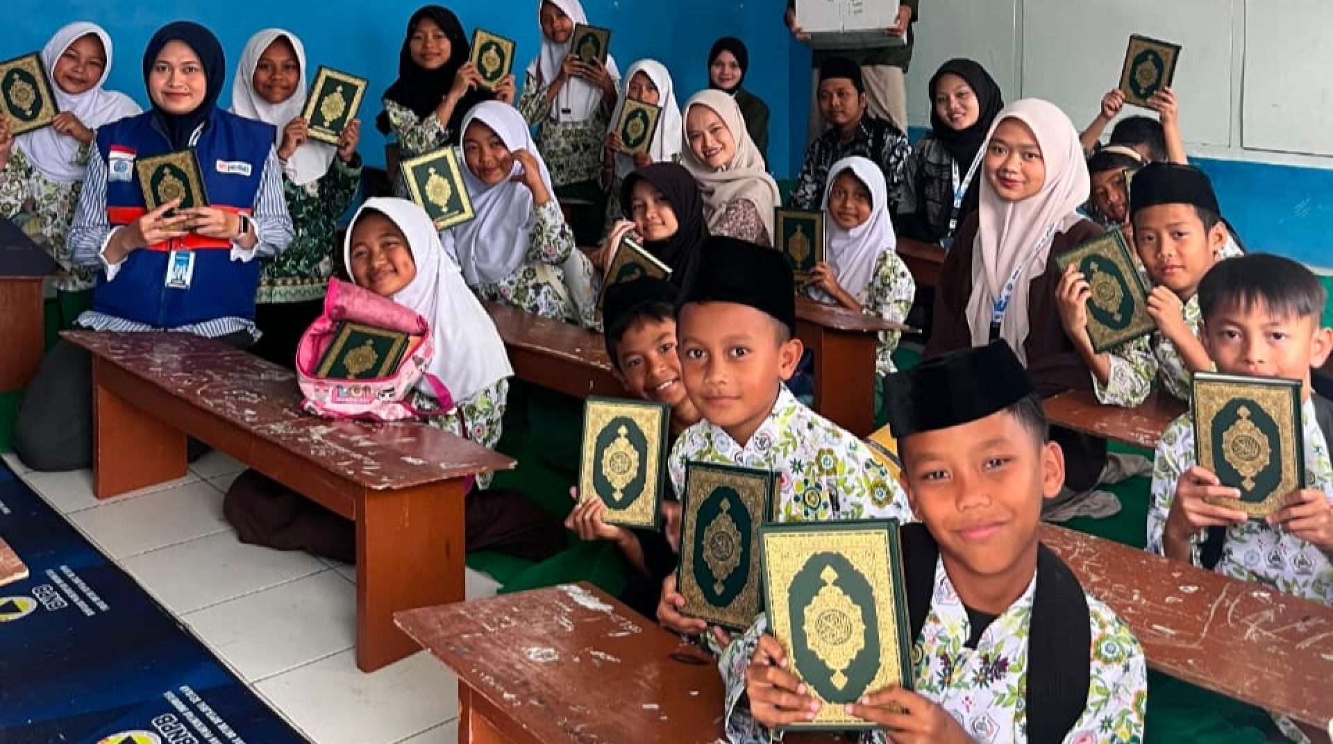DT Peduli Cianjur Bersama Mahasiswa KKN IAI Al-Azhary Salurkan Mushaf Al-Qur'an untuk Santri MDTU Al Jihad 