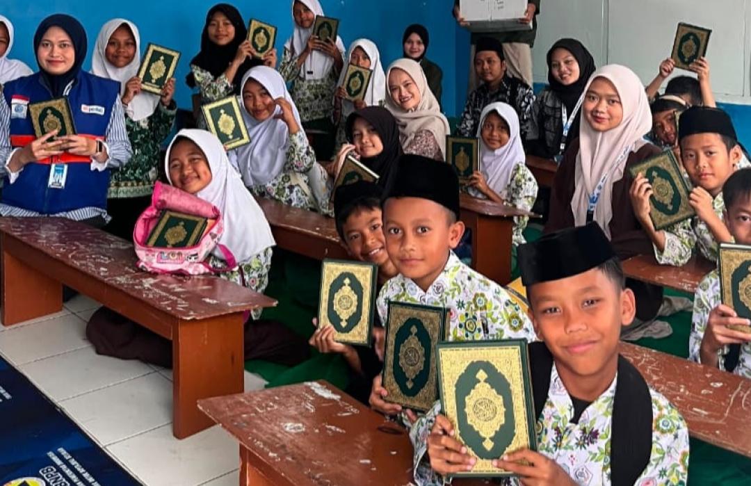 DT Peduli Cianjur Bersama Mahasiswa KKN IAI Al-Azhary Salurkan Mushaf Al-Qur'an untuk Santri MDTU Al Jihad 
