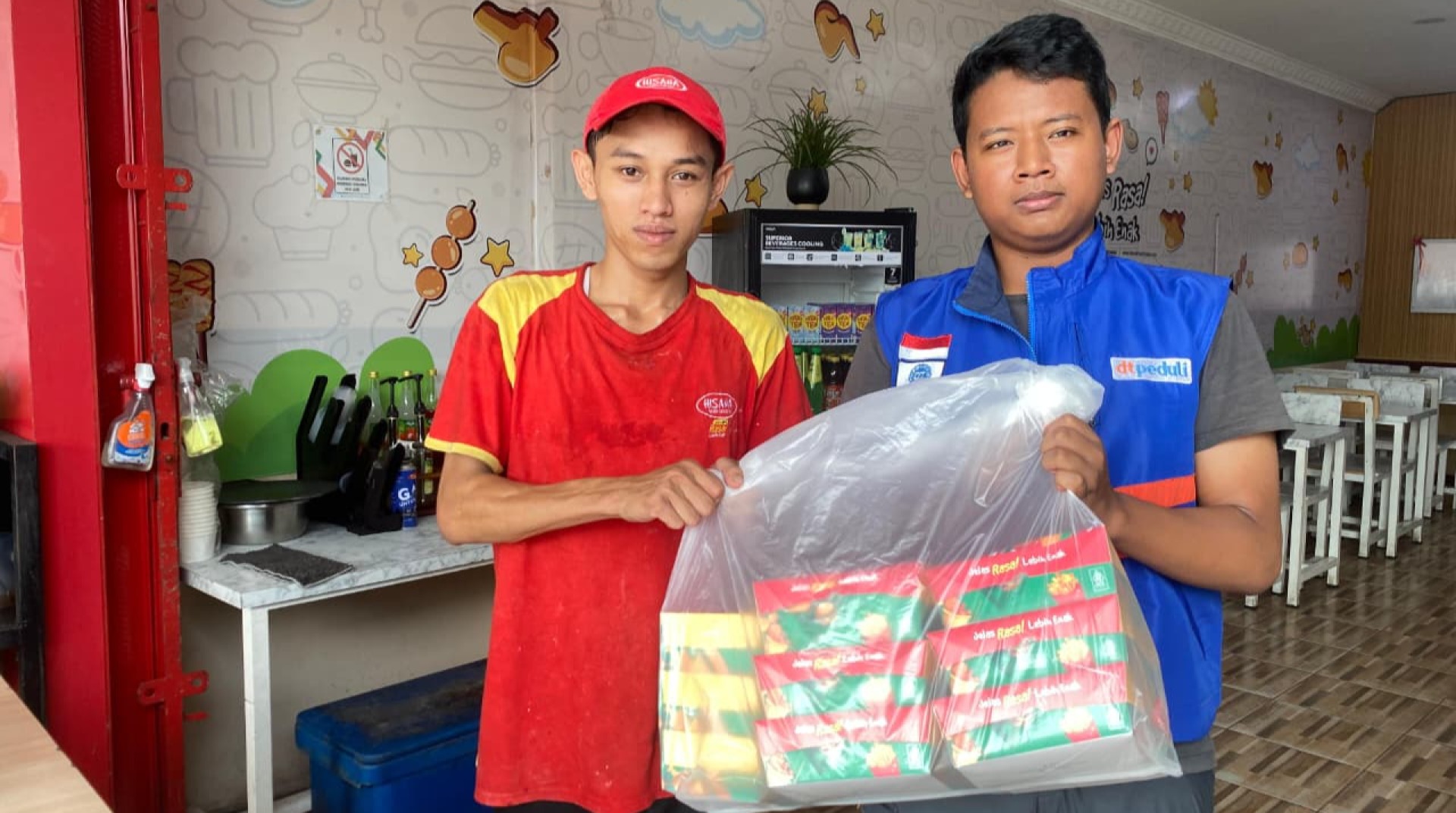 DT Peduli Riau Bersama Hisana Fried Chicken Sukseskan Program Jumat Berkah dengan Salurkan Ratusan Nasi Box 