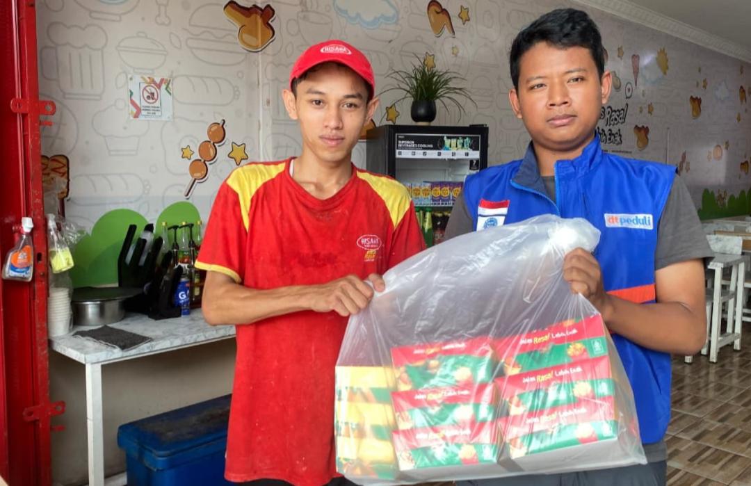 DT Peduli Riau Bersama Hisana Fried Chicken Sukseskan Program Jumat Berkah dengan Salurkan Ratusan Nasi Box 