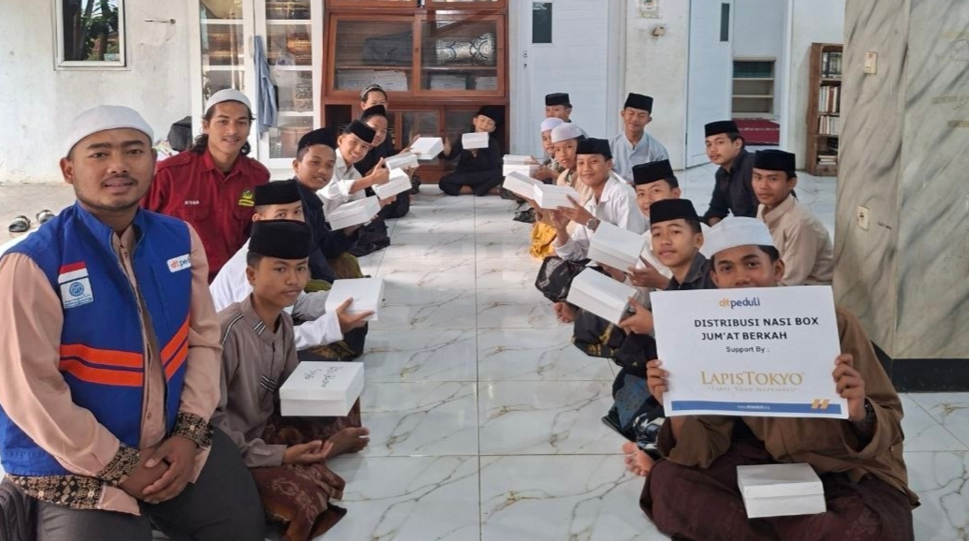 DT Peduli Bogor Gelar Aksi Sosial Jumat Berkah dengan Berbagi Makanan Bergizi untuk Santri 