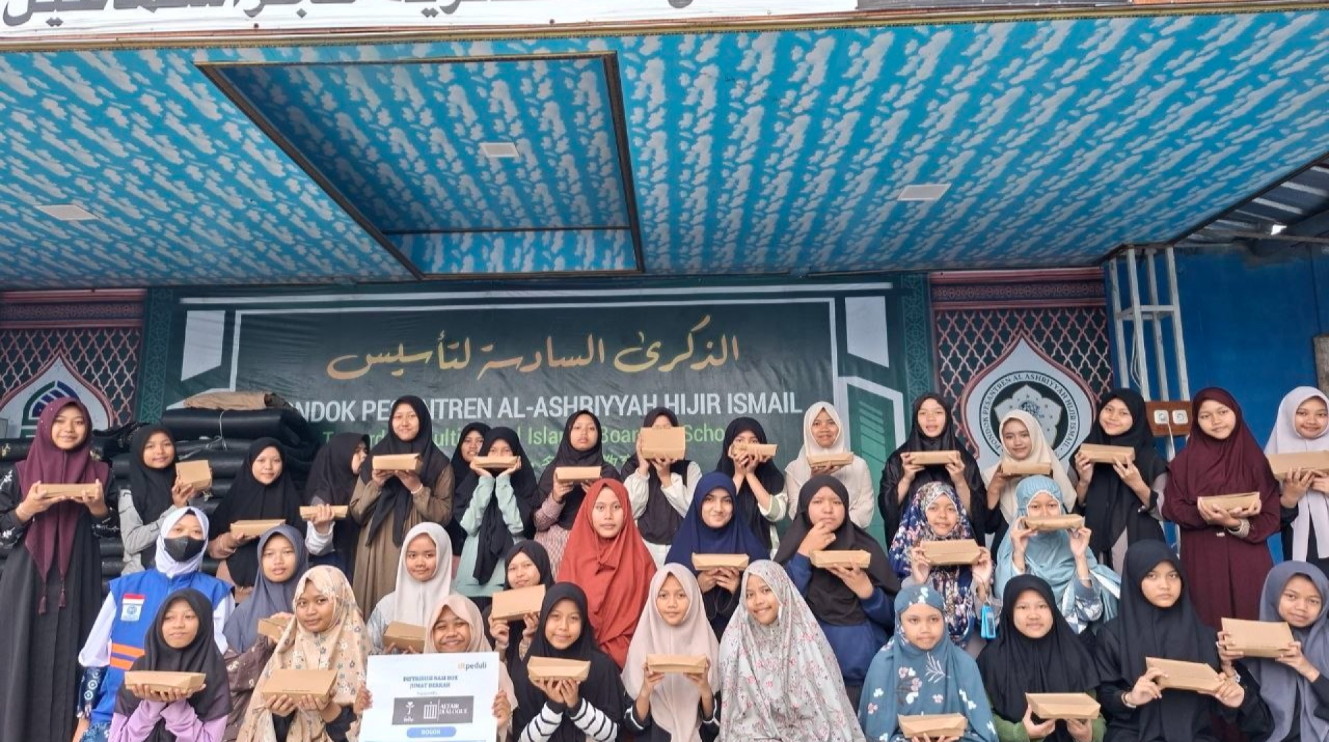 DT Peduli Bogor Kembali Tebar Kebahagiaan untuk Santri dengan Salurkan Ratusan Nasi Kotak Program Jumat Berkah