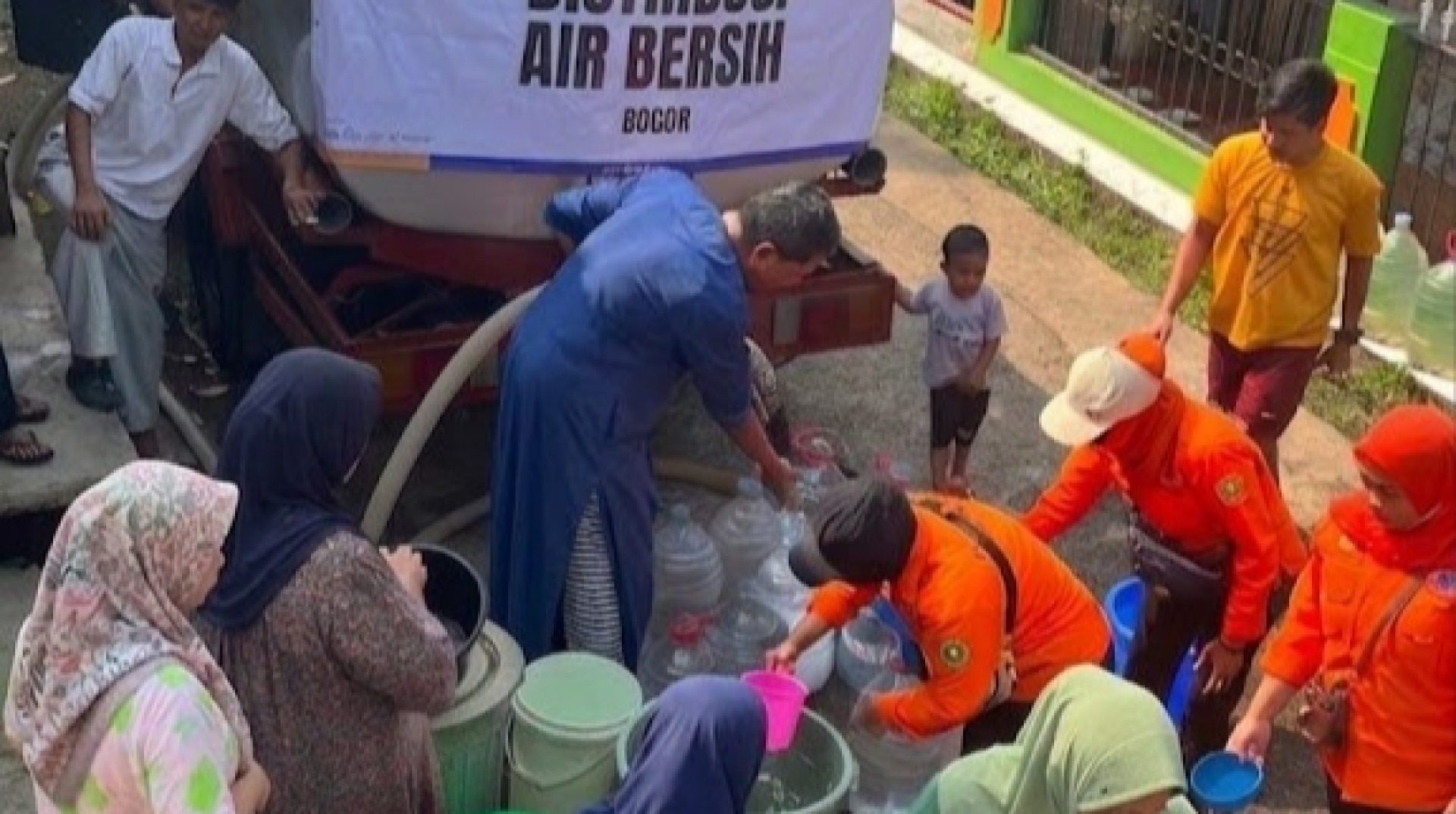 Sumur Mengering, Warga Desa Bantarsari Gembira Dapat Bantuan Air Bersih dari DT Peduli Bogor