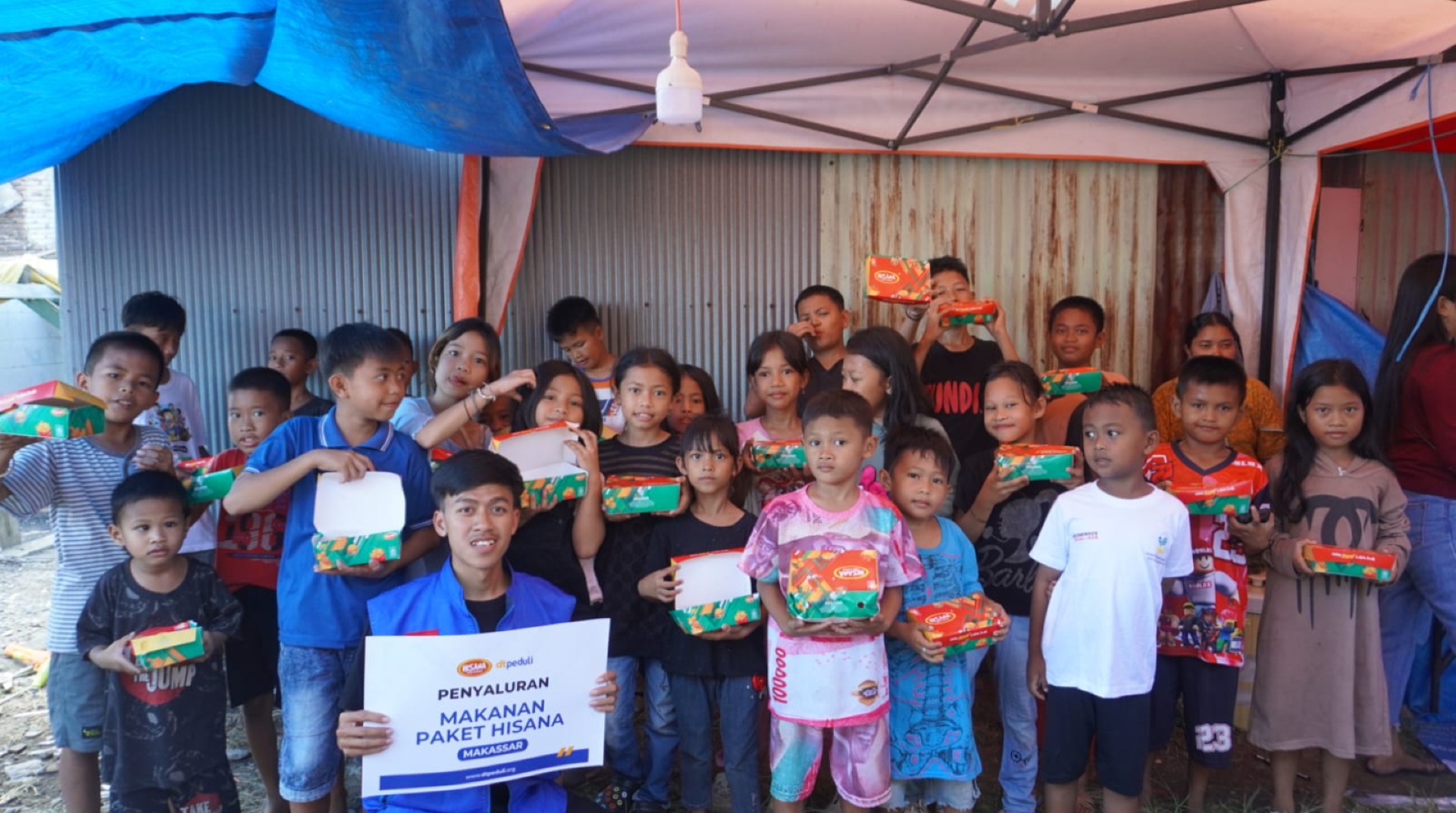DT Peduli Sulsel dan Hisana Makassar Raya Gerak Cepat Salurkan Paket Makanan untuk Penyintas Kebakaran di Tallo 