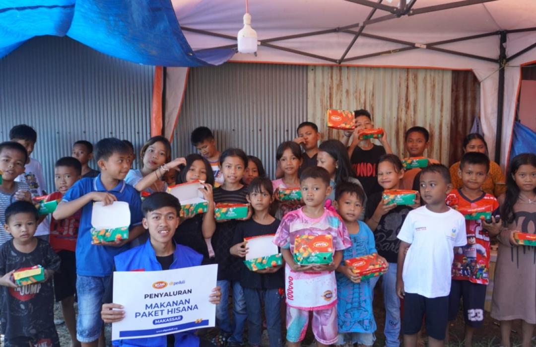 DT Peduli Sulsel dan Hisana Makassar Raya Gerak Cepat Salurkan Paket Makanan untuk Penyintas Kebakaran di Tallo 