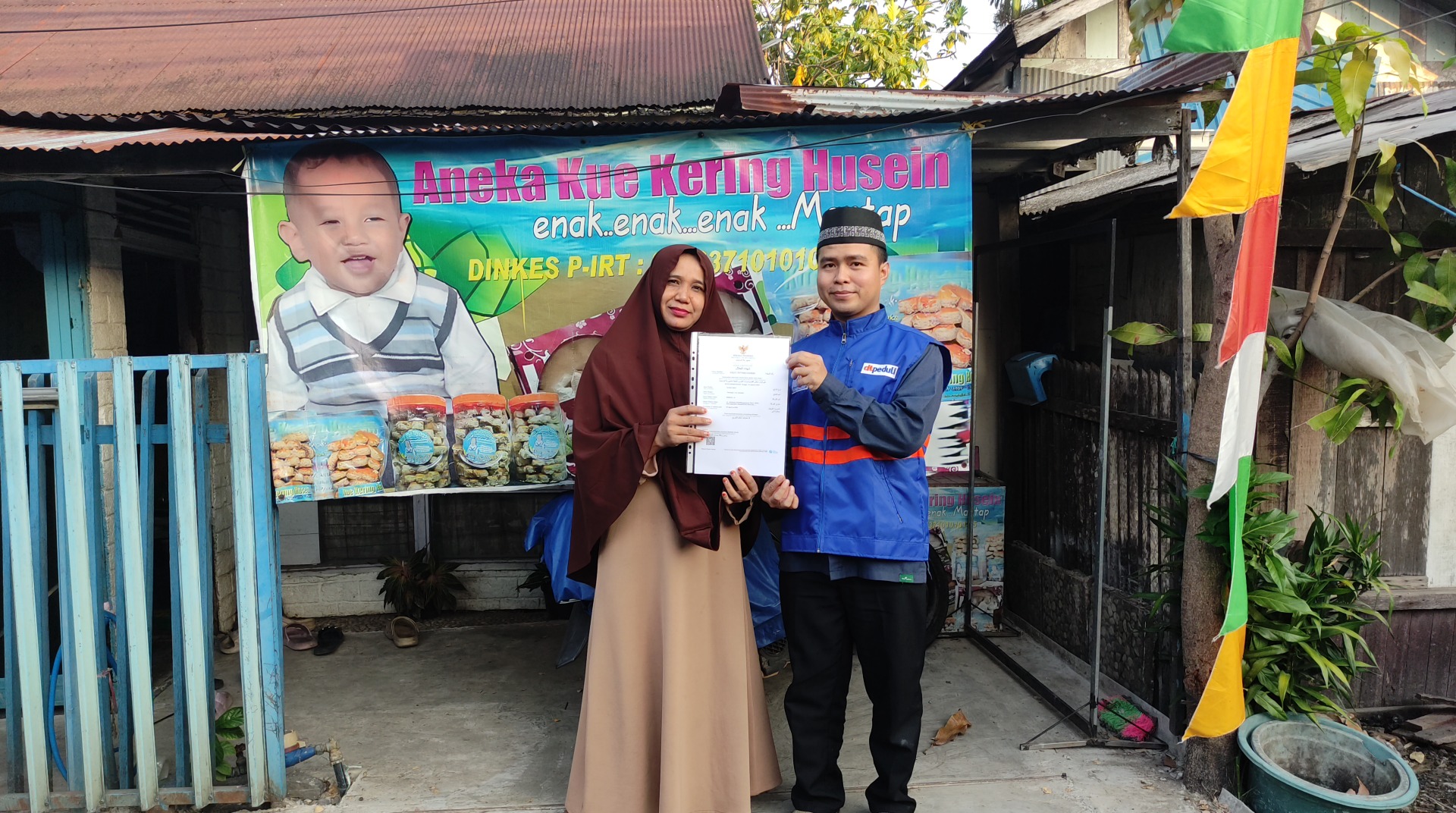 DT Peduli Kalsel Seerahkan Sertifikat Halal kepada Pelaku UMKM Kue Kering Husein
