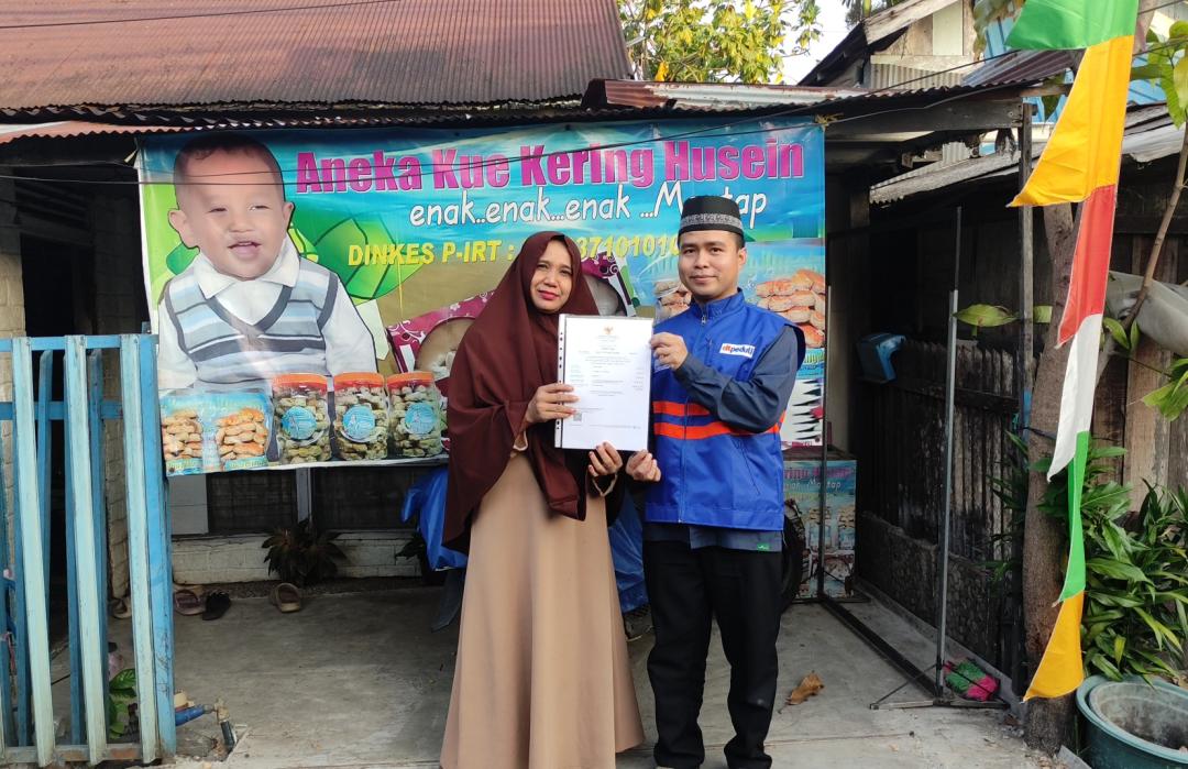 DT Peduli Kalsel Seerahkan Sertifikat Halal kepada Pelaku UMKM Kue Kering Husein