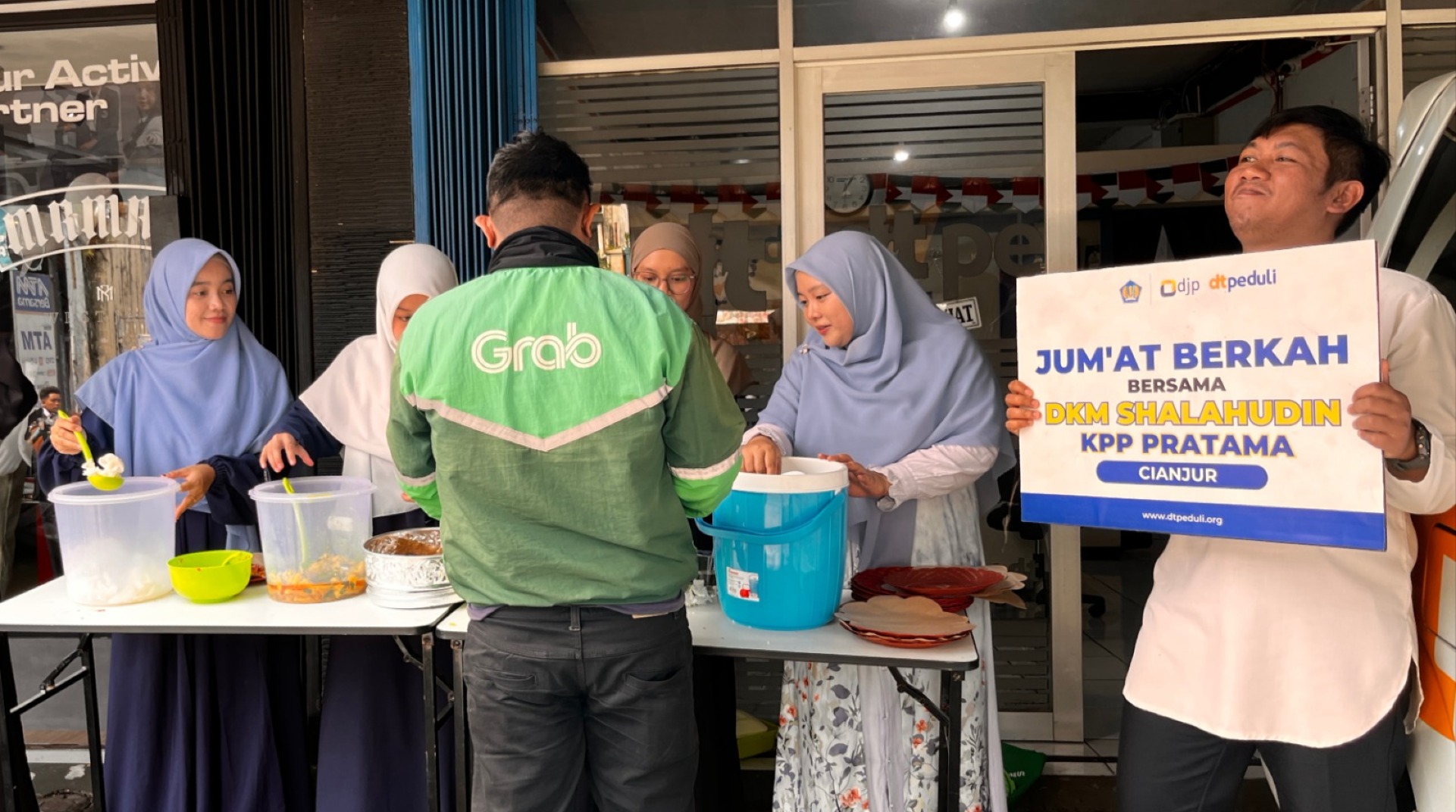 DT Peduli Cianjur Gelar Program Jumat Berkah dengan Bagikan Makanan Prasmanan Gratis 