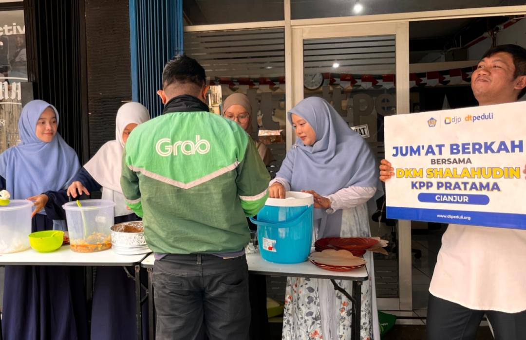 DT Peduli Cianjur Gelar Program Jumat Berkah dengan Bagikan Makanan Prasmanan Gratis 