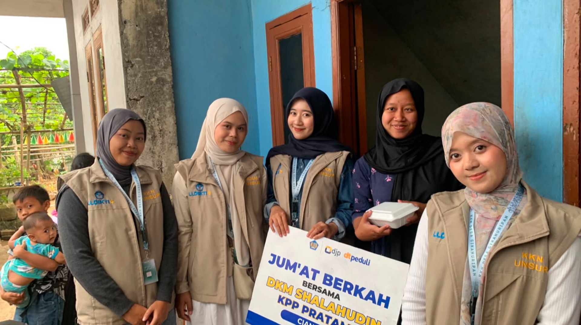 DT Peduli Cianjur Bersama Mahasiswa KKN Universitas Suryakancana Salurkan Nasi Kotak Jumat Berkah