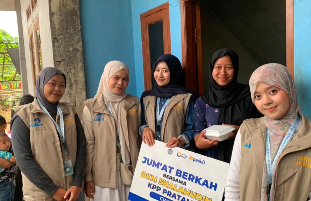DT Peduli Cianjur Bersama Mahasiswa KKN Universitas Suryakancana Salurkan Nasi Kotak Jumat Berkah