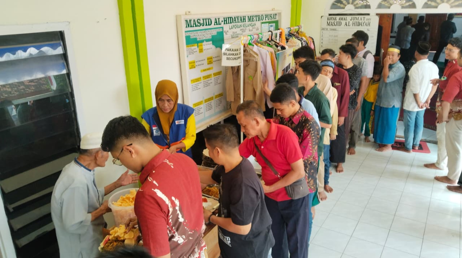 DT Peduli Metro Kembali Salurkan Makanan Gratis usai Salat Jumat di Masjid Al-Hidayah