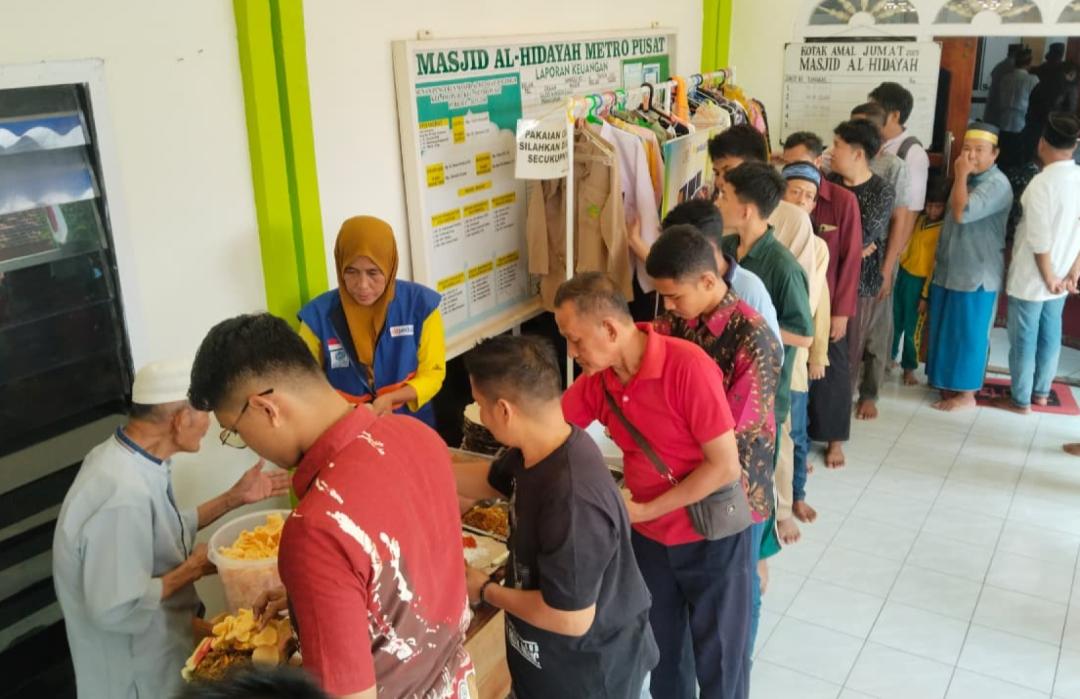 DT Peduli Metro Kembali Salurkan Makanan Gratis usai Salat Jumat di Masjid Al-Hidayah