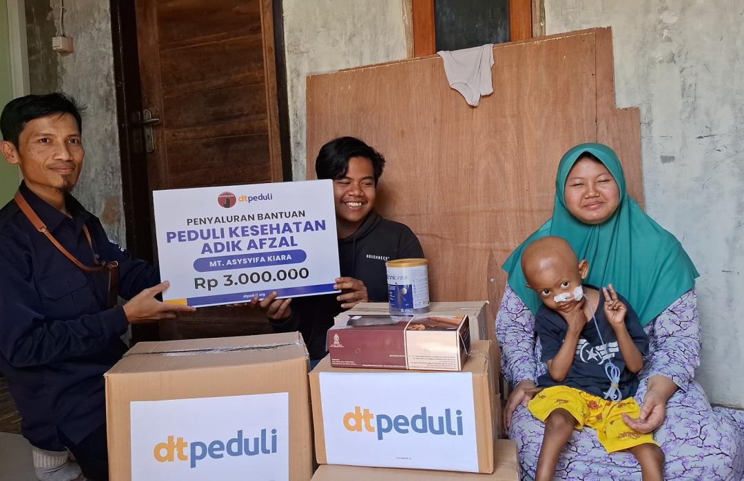 DT Peduli Garut Salurkan Bantuan Kesehatan untuk Anak yang Mengidap Kanker Ginjal 