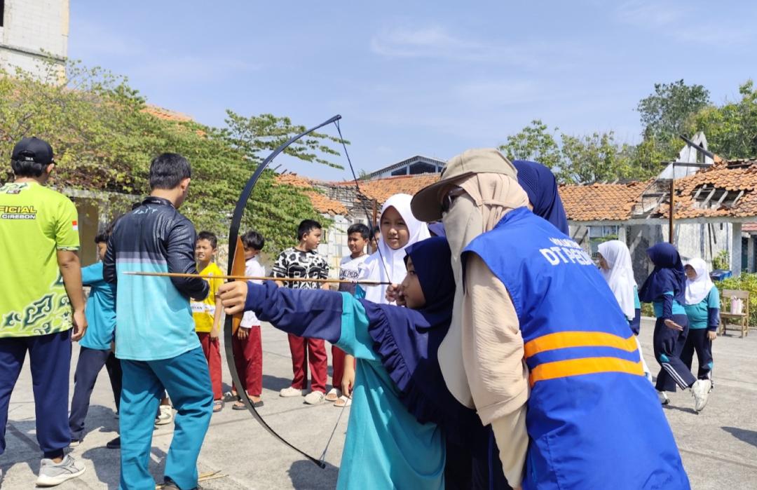 DT Peduli Cirebon Gelar Latihan Memanah di SD Peradaban Global Qur'an
