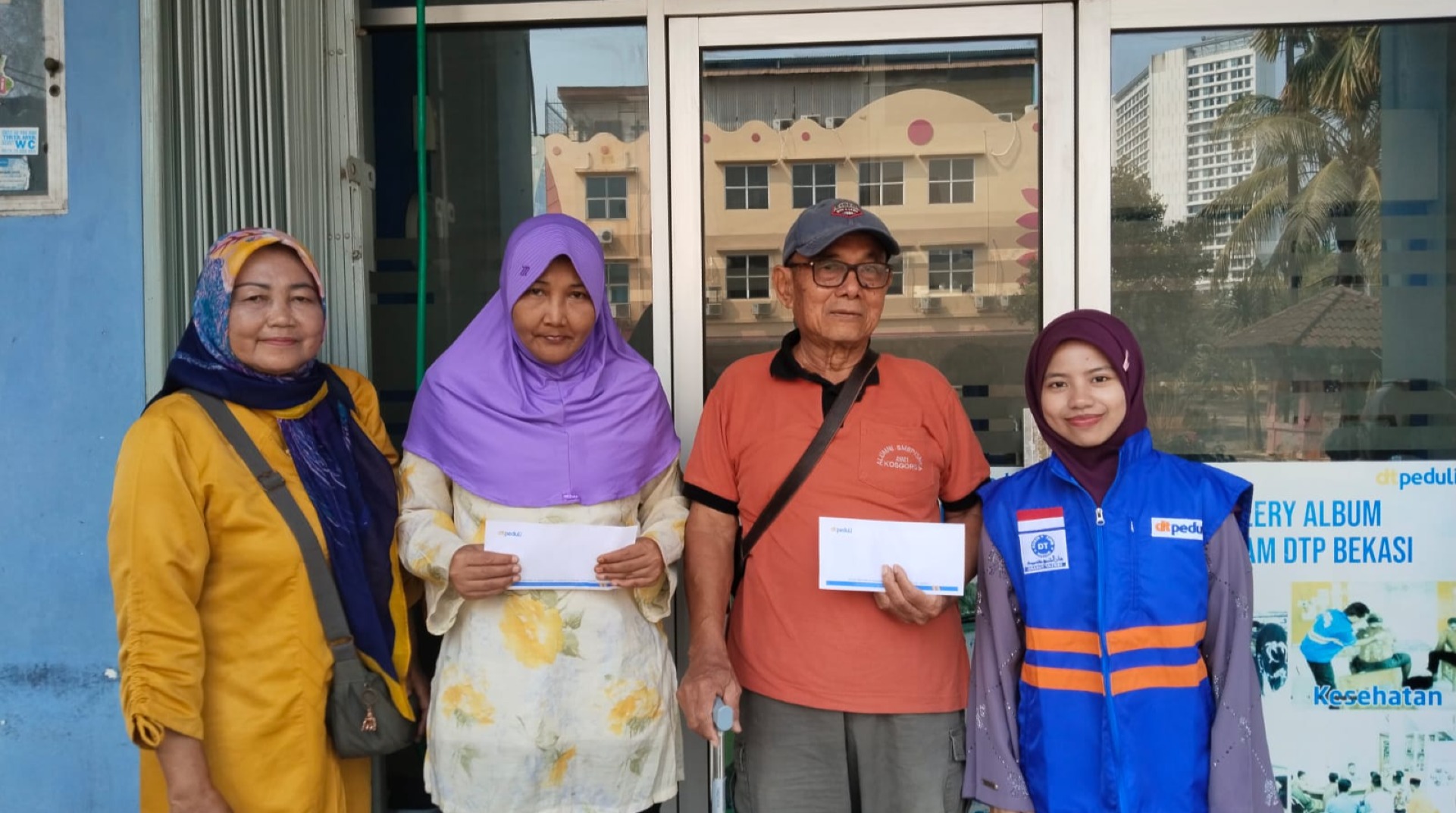 DT Peduli Bekasi Salurkan Bantuan Biaya Kesehatan untuk Lansia Dhuafa 