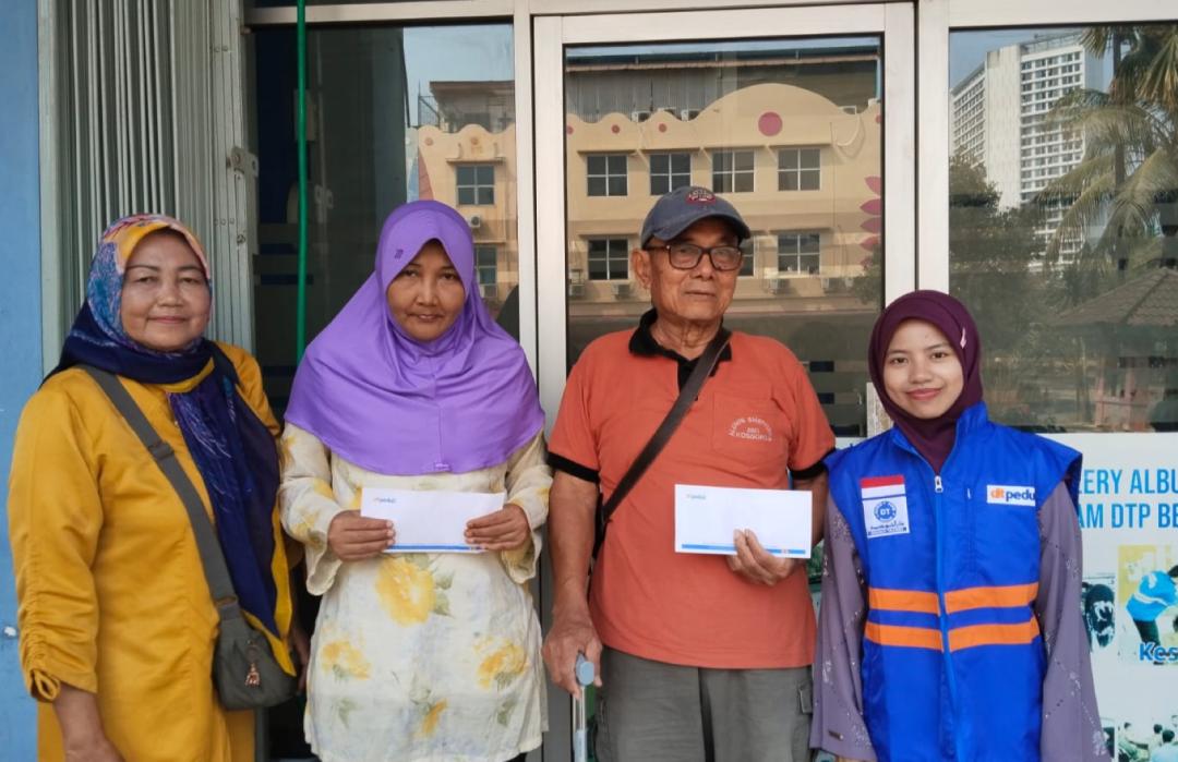 DT Peduli Bekasi Salurkan Bantuan Biaya Kesehatan untuk Lansia Dhuafa 