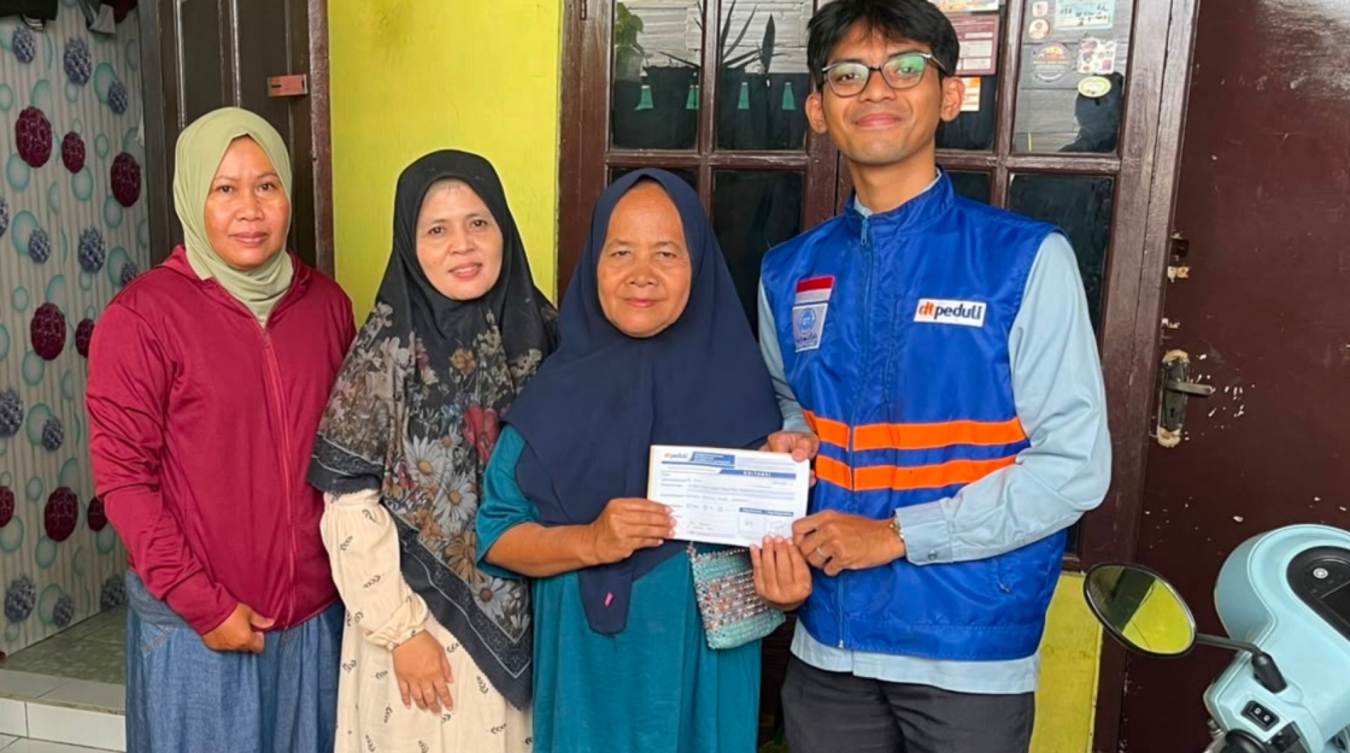 DT Peduli Depok Bantu Lunasi Tunggakan Kontrakan Ibu Pedagang Gorengan Keliling 
