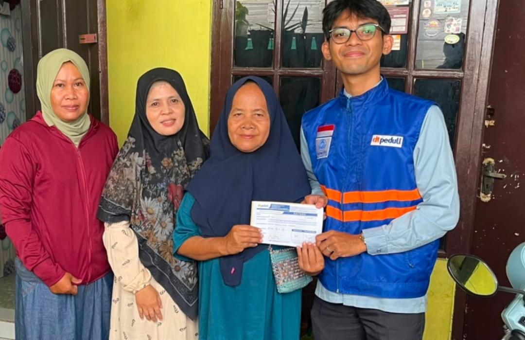 DT Peduli Depok Bantu Lunasi Tunggakan Kontrakan Ibu Pedagang Gorengan Keliling 